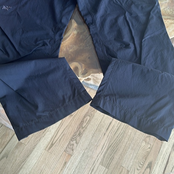 Arc’teryx Black Parapet Hiking Pant 12 - Picture 4 of 8